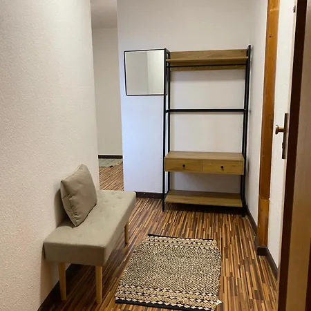 J22 - Fullhouse - - Fussgaengerzone - Netflix Apartment Eisenach