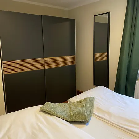 J22 - Fullhouse - - Fussgaengerzone - Netflix Eisenach