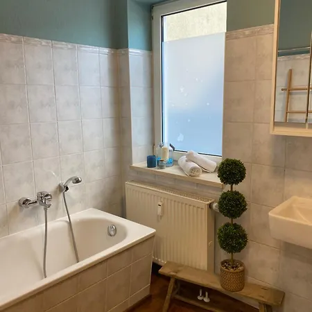 J22 - Fullhouse - - Fussgaengerzone - Netflix Apartment