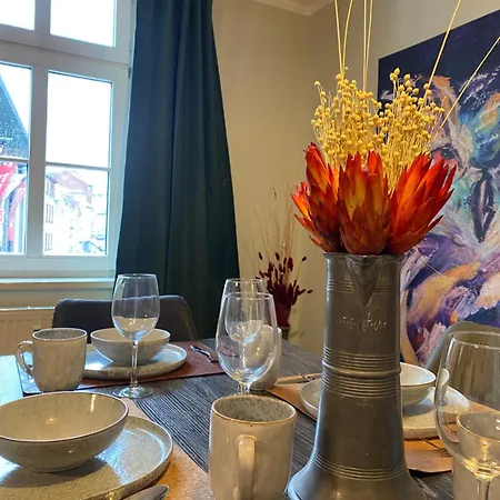 J22 - Fullhouse - - Fussgaengerzone - Netflix Apartment