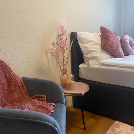J22 - Fullhouse - - Fussgaengerzone - Netflix Apartment Eisenach